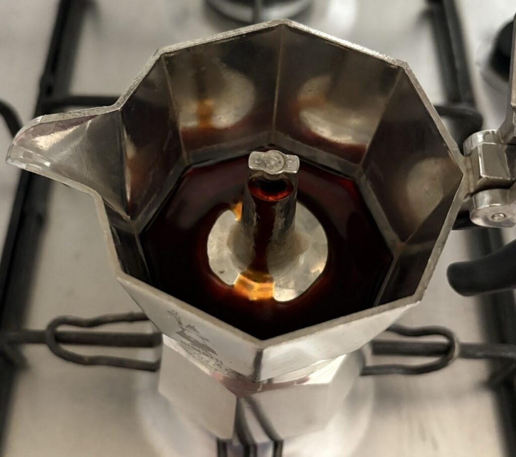 マキネッタからコーヒーが出てくる様子