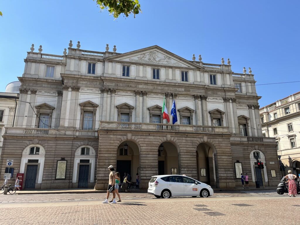 Teatro alla Scala
ミラノのスカラ座。"クラシックコンサート"において、最も重要な劇場の一つ。
ドレスコードではないが、服装に関する規制を作った。