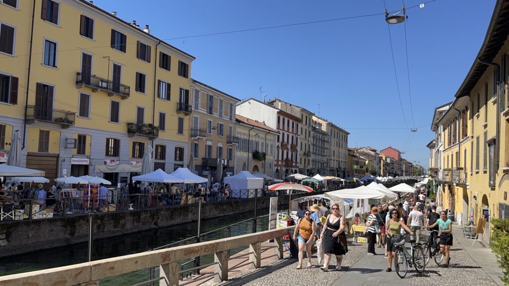 イタリア蚤の市ミルヴィオ橋アンティーク市場購入　アンティーク、猿のドラム陶磁器 mqdefault.jpg