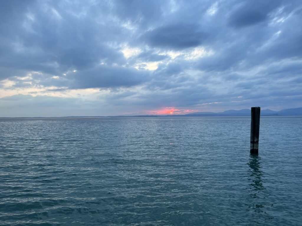 夕陽が沈みゆくガルダ湖の様子。