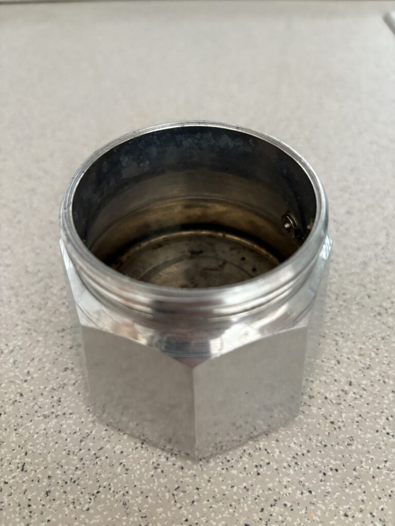 マキネッタのタンクに水を入れた様子