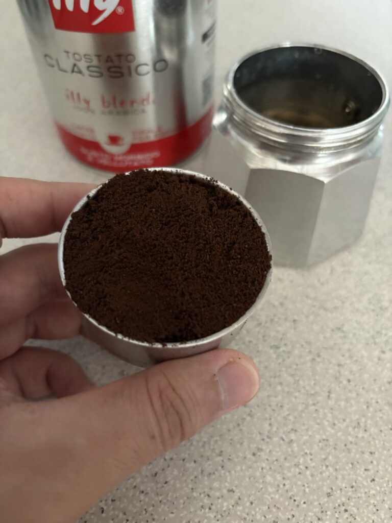 マキネッタのカップにコーヒーを入れた様子