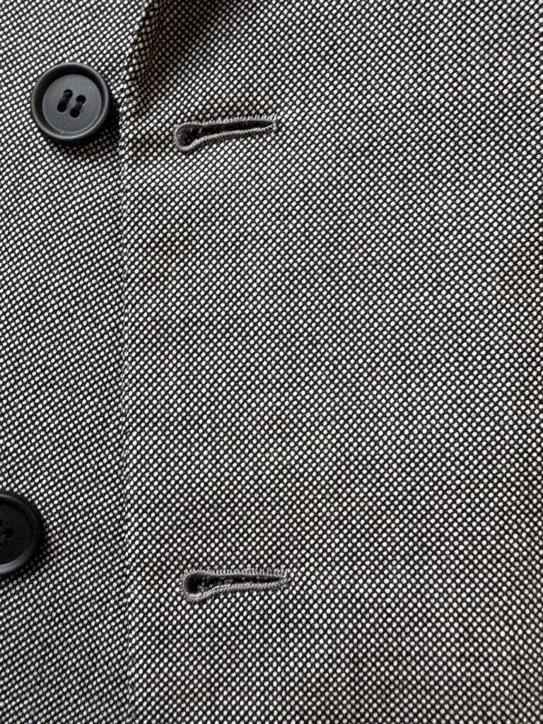 ジャケットのボタンホールの様子。丁寧な仕立てが際立つ