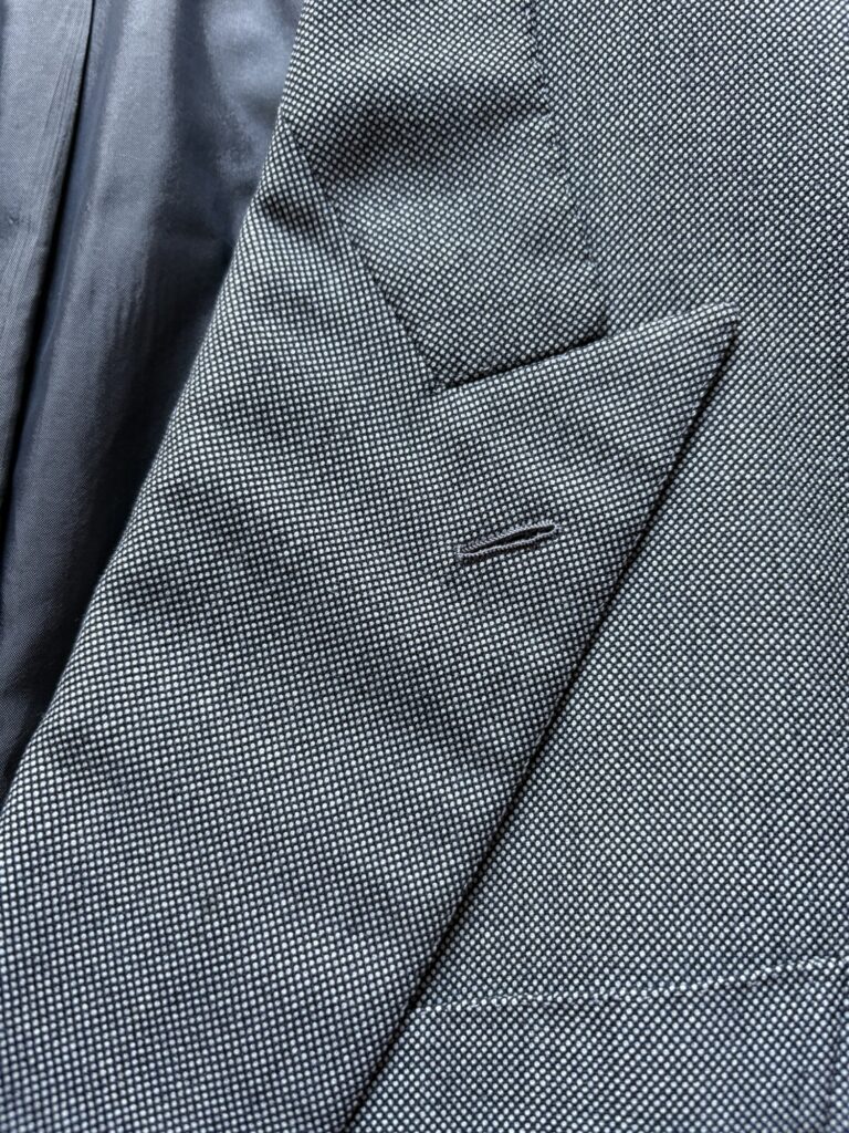Brioni(ブリオーニ)のテーラードジャケットのラペルの様子。