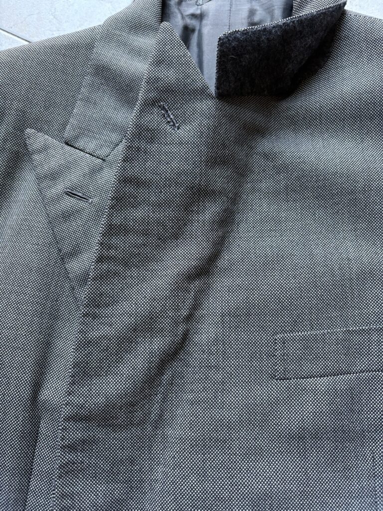 Brioni(ブリオーニ)のテーラードジャケットのラペル裏の様子。
