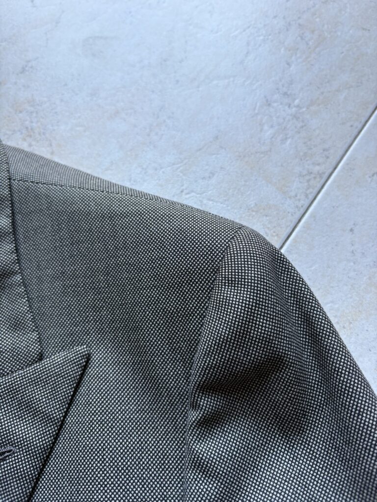 Brioni(ブリオーニ)のテーラードジャケットの肩周りの様子。