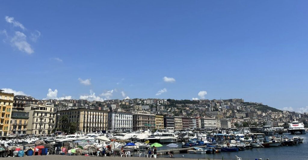 ナポリの遠景。"イタリア旅行"で訪れたい。