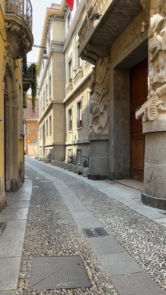 ミラノのとある小道。"イタリア旅行"で訪れたい。