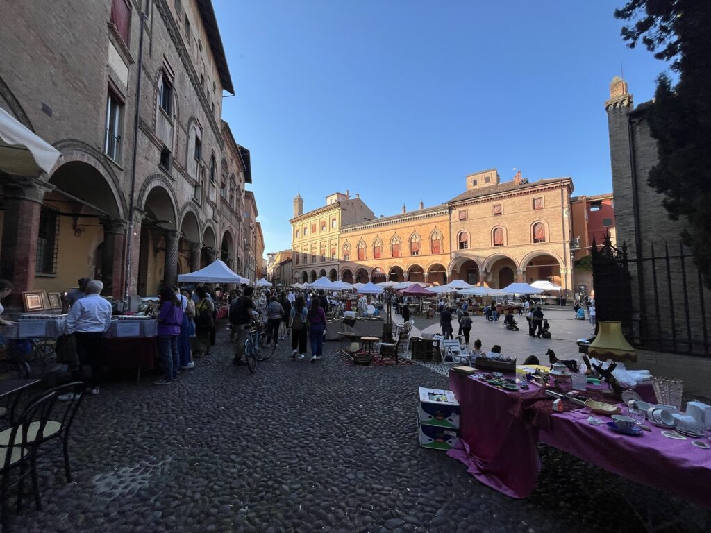 イタリア、ボローニャのサントステファノ教会前の広場で開催される蚤の市。毎月第２土曜日と月曜日に行われる。