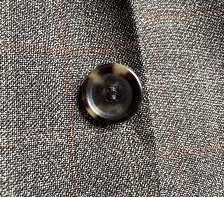 チェザレアットリーニの前身である“Sartoria Attolini”のテーラードジャケットのボタン。