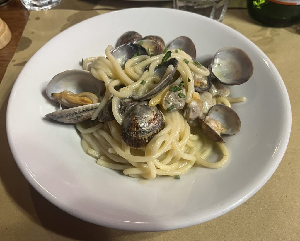 "イタリア"　カターニャのレストランで提供されていたボンゴレビアンコパスタ