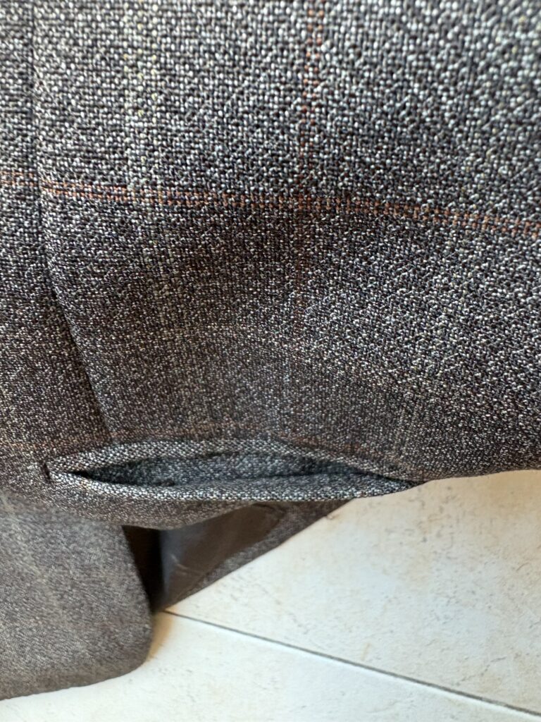 ”Sartoria Attolini”のジャケット。しつけ糸が残っている。