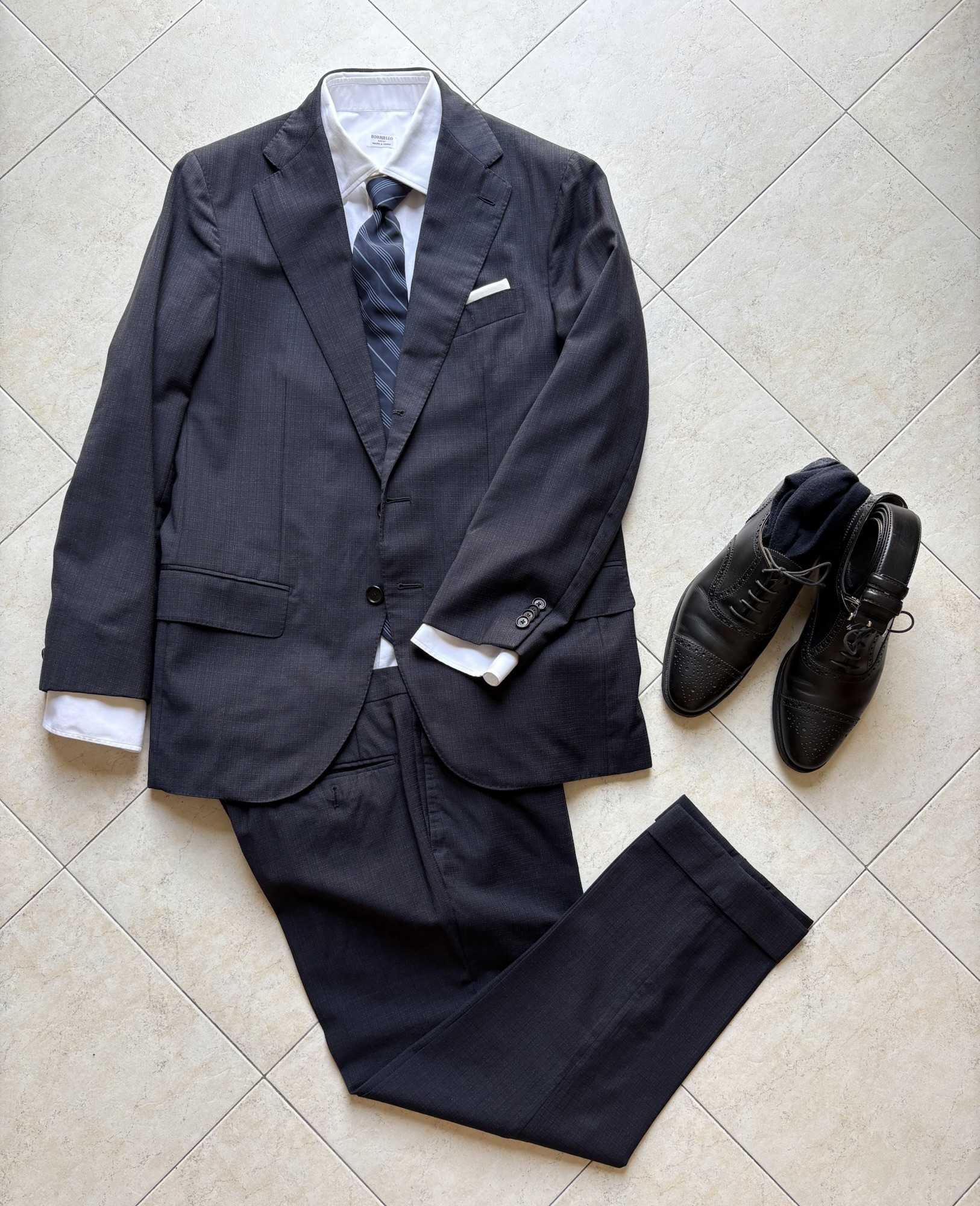 ネイビースーツのスタイリング
ビジネスでもコンサートでも幅広く活躍する。