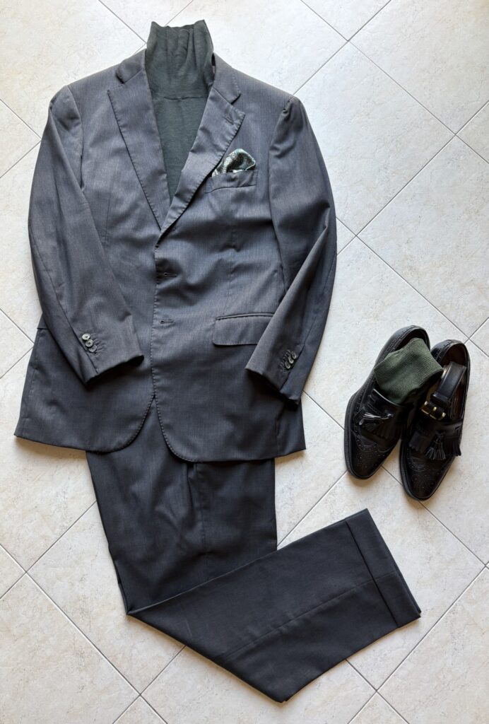 秋冬のクラシックコンサートにおすすめの男性の服装。スーツとタートルネックニットのコーディネート。