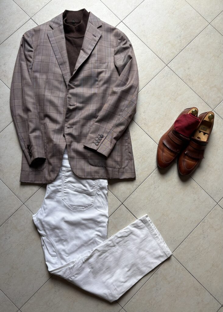 秋冬のクラシックコンサートにおすすめの男性の服装。カジュアルジャケットとモックネックのコーディネート。