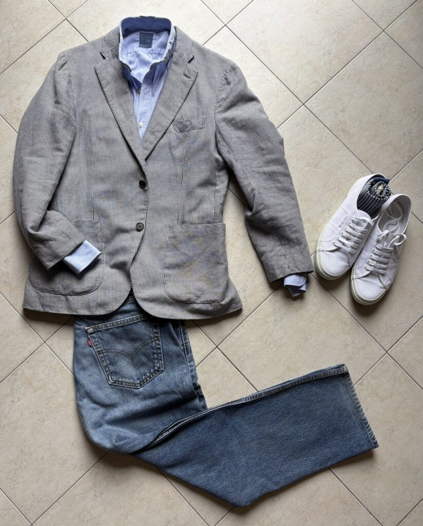 春夏のクラシックコンサートにおすすめの男性の服装。ジャケットとスニーカーコーディネート。