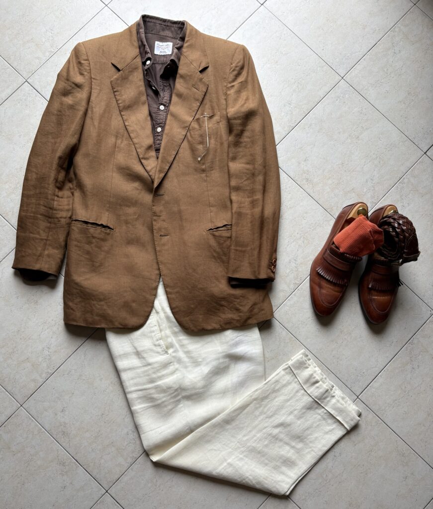 春夏の季節のクラシックコンサートにおすすめの男性の服装。リネン素材のコーディネート。