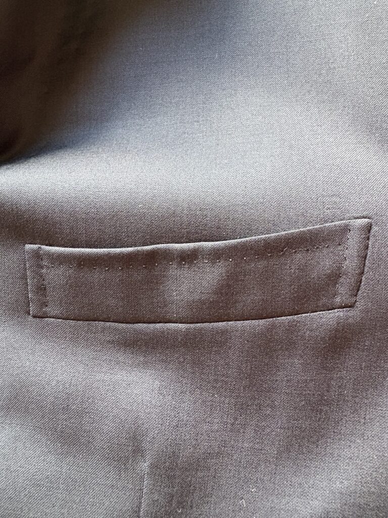"ローマンスタイル"のBrioniのジャケット。胸ポケットの様子。