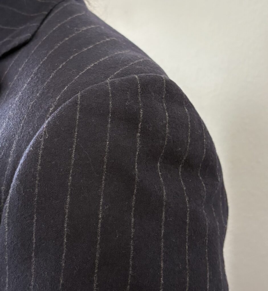 イザイア(ISAIA)のジャケットのモデルの一つ、グレゴリーの肩周りの様子。