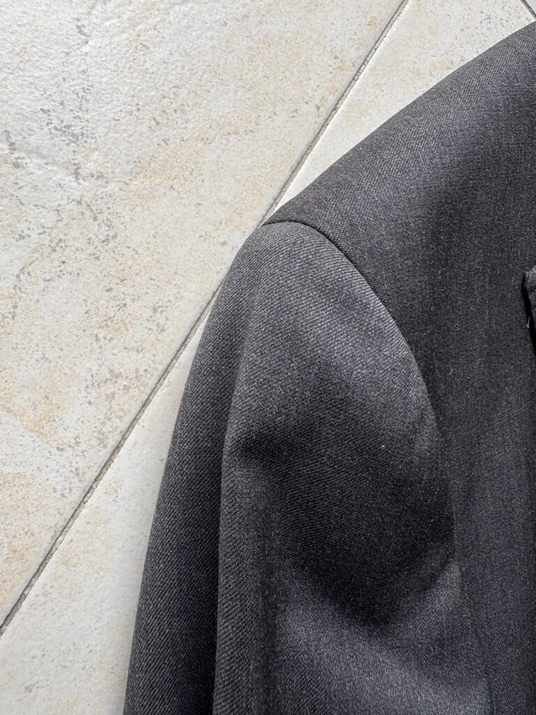 “ISAIA”のテーラードジャケットの肩周り。