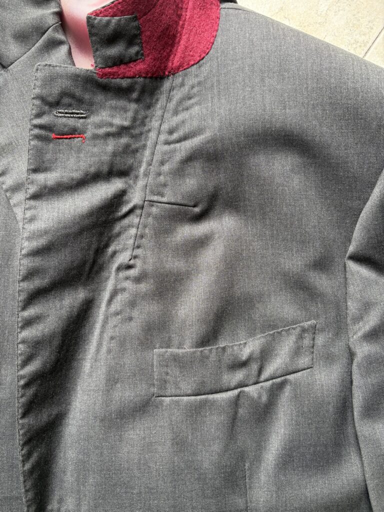 “ISAIA”のテーラードジャケットの襟裏と胸ポケット。