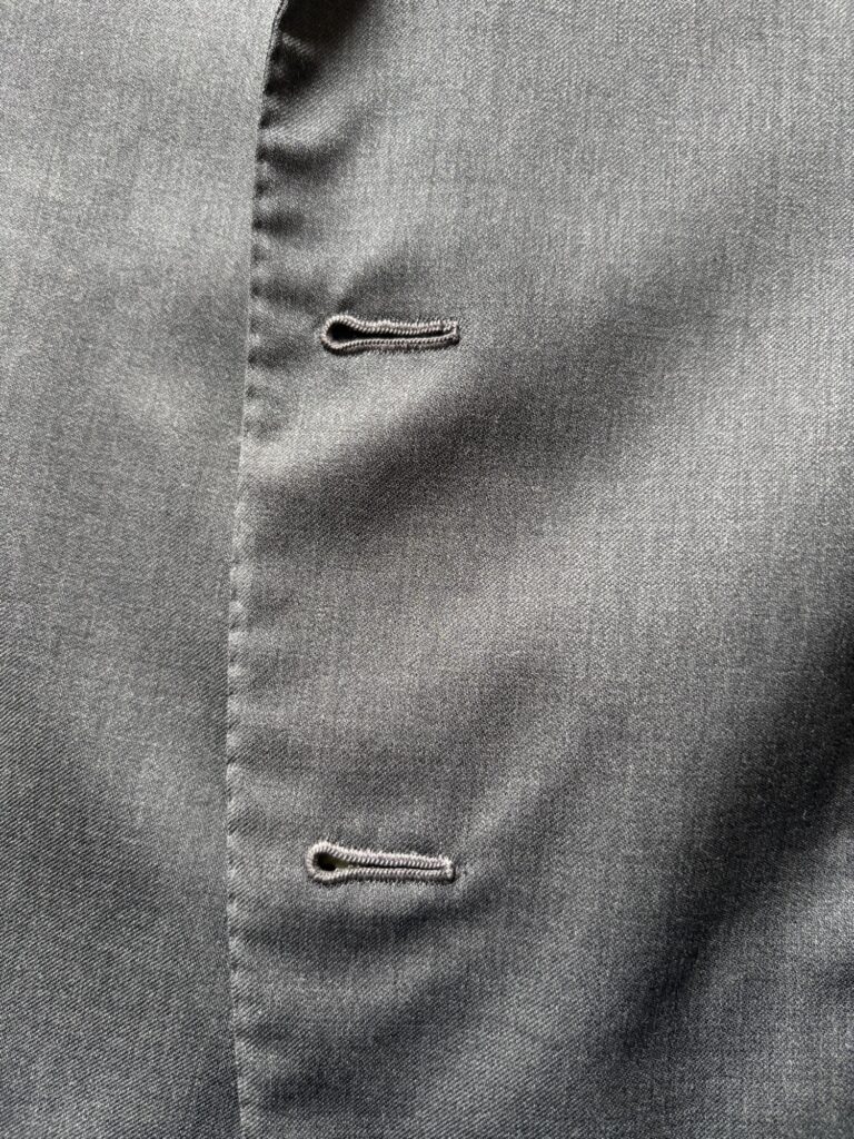 “ISAIA”のテーラードジャケットのボタンホール。