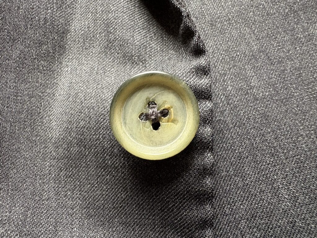 “ISAIA”のテーラードジャケットのボタン。