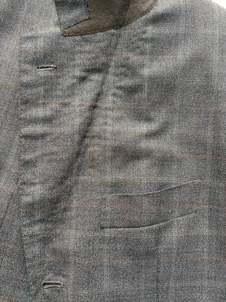 チェザレアットリーニの前身である“Sartoria Attolini”のテーラードジャケットの襟裏と胸ポケット。
