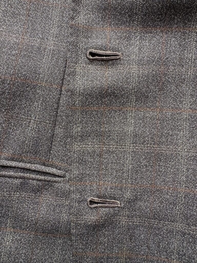 チェザレアットリーニの前身である“Sartoria Attolini”のテーラードジャケットのボタンホール。