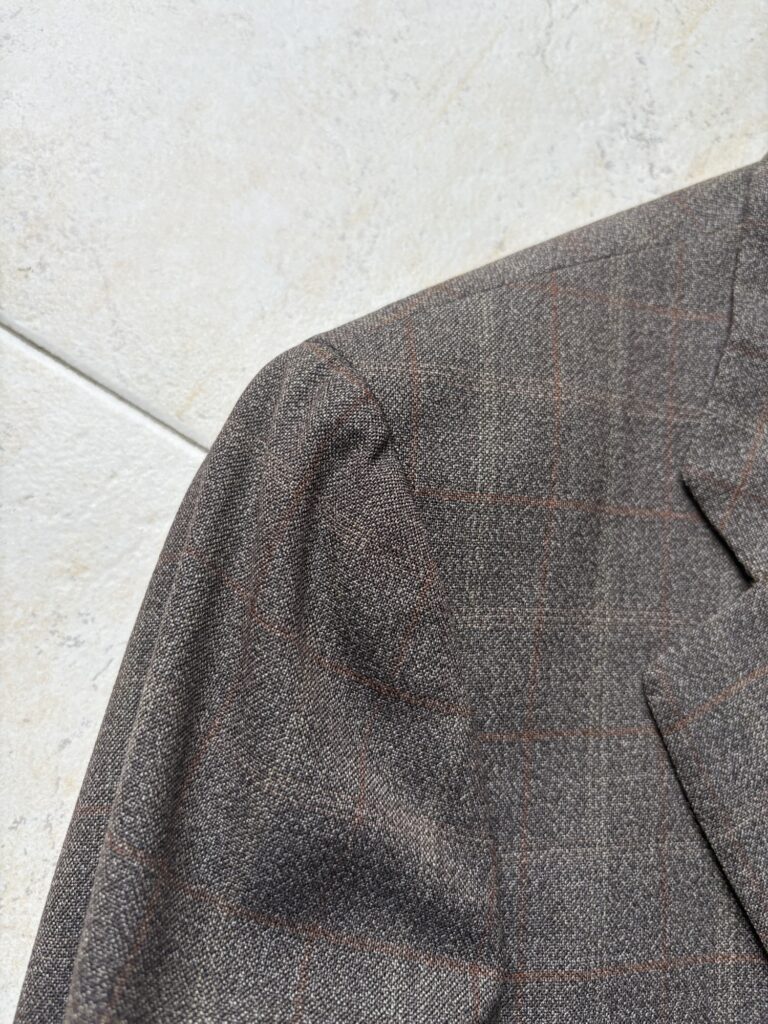 チェザレアットリーニの前身である“Sartoria Attolini”のテーラードジャケットの肩周り。