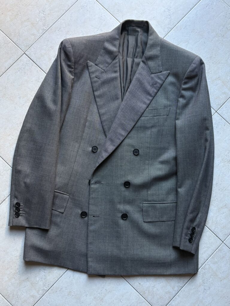Brioni(ブリオーニ)のダブルブレストテーラードジャケット。