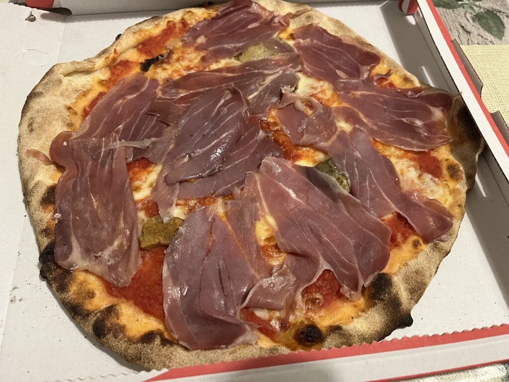 イタリア　ピザ　本場ピッツェリアでの物　生ハムピッツァ