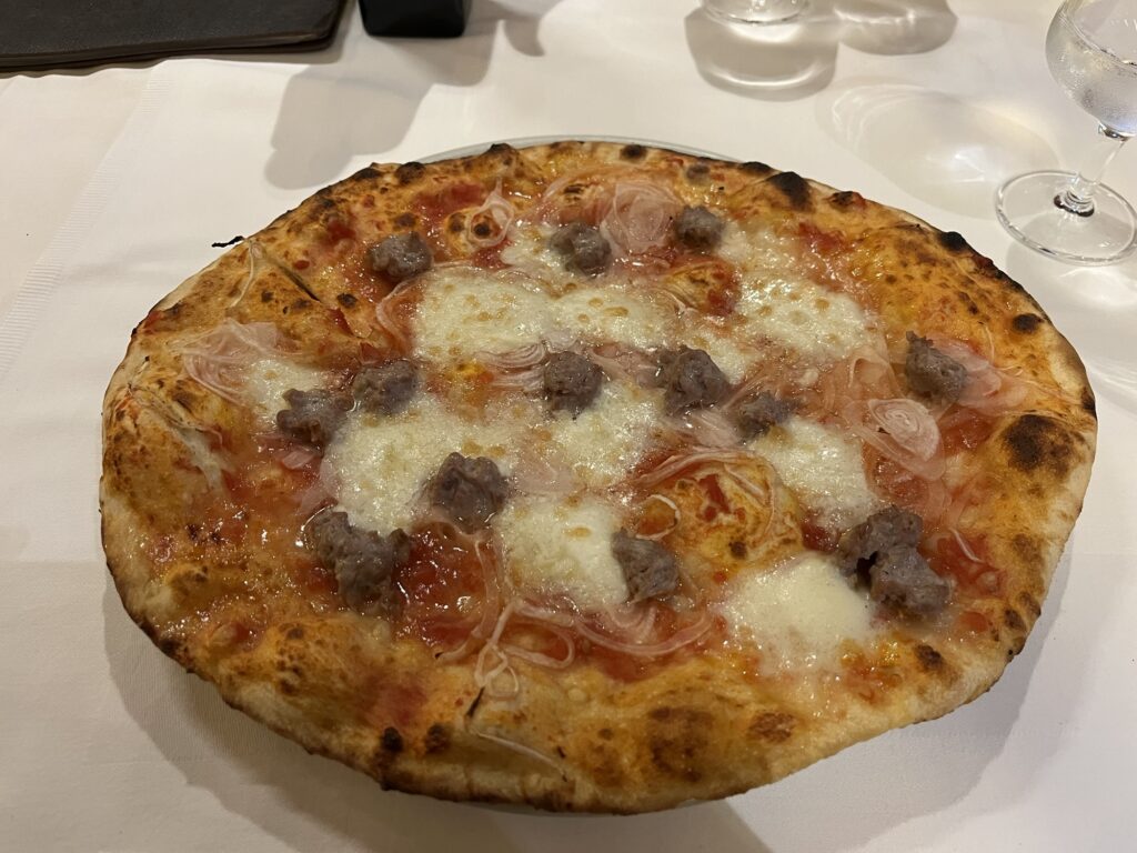 イタリア　ピザ　本場ピッツェリアでの物　サラミピッツァ