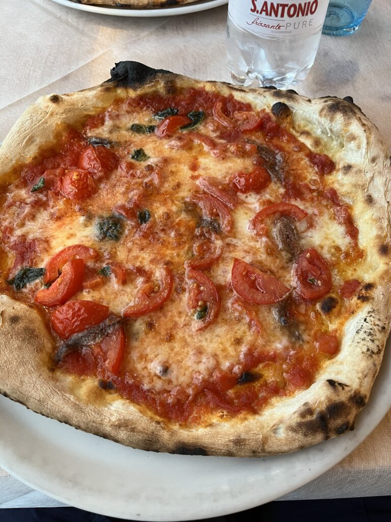 イタリア　ピザ　本場のピッツェリアでの物　マルゲリータピッツァ