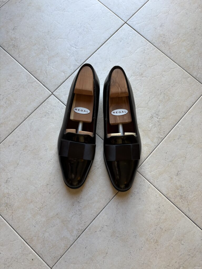 リーガル製のオペラパンプス。タキシードに合わせる靴として最もフォーマル。