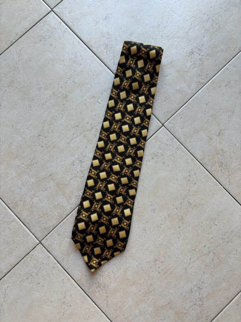ブラックベースのヴェルサーチのネクタイ。
ブラックスーツによく合う。