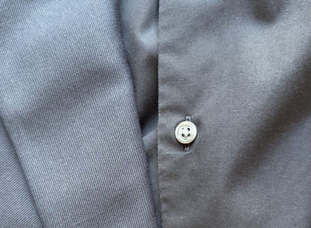 ネイビージャケットとブラックシャツ。合わせると色のズレがはっきりとわかり、あまり相性が良くないことがわかる。