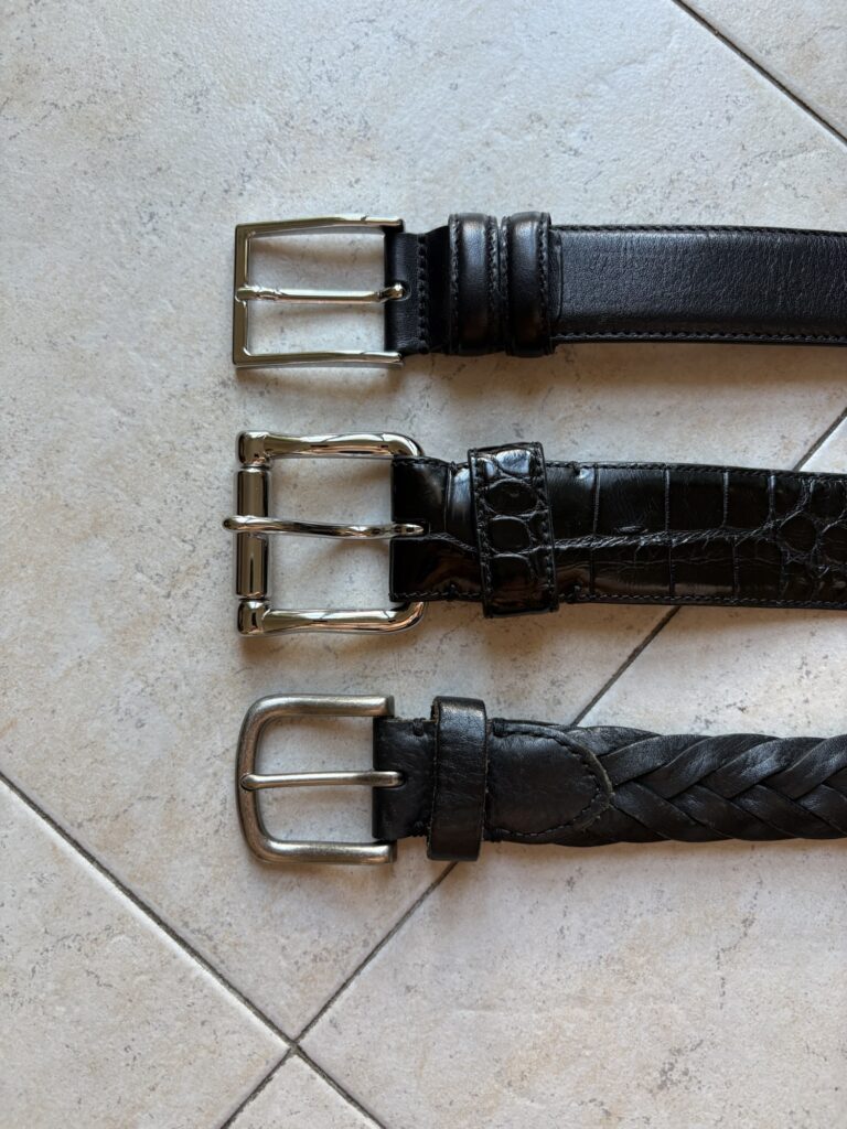 黒のレザーベルトの比較。