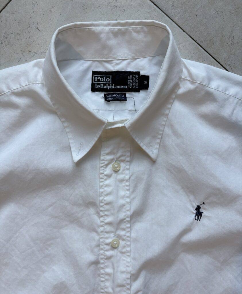 イタリアで発見した古着
ポロラルフローレンの白のボタンダウンシャツ Yarmouthモデル
襟から胸にかけてのアップ写真。