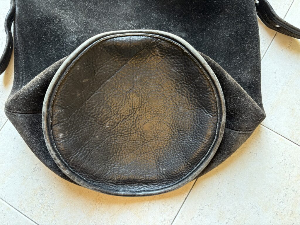 コーチ ダッフルサック
黒のスエード素材。オールドコーチの定番品。
丸底の様子。