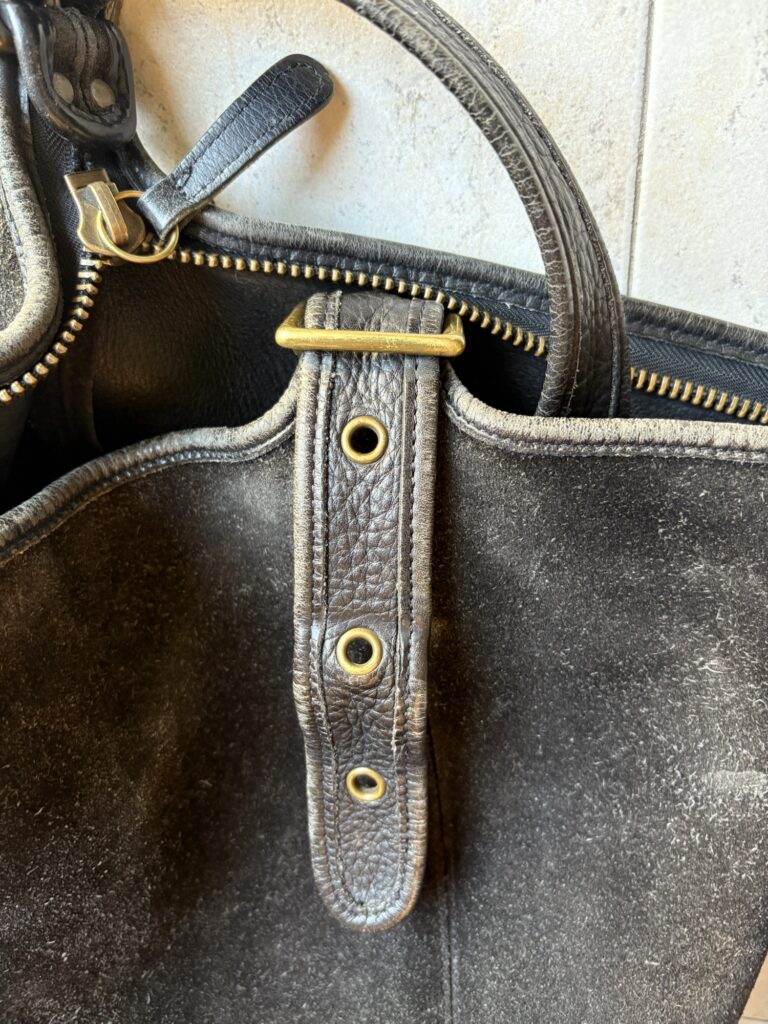 コーチ ダッフルサック
黒のスエード素材。オールドコーチの定番品。
ストラップの様子。