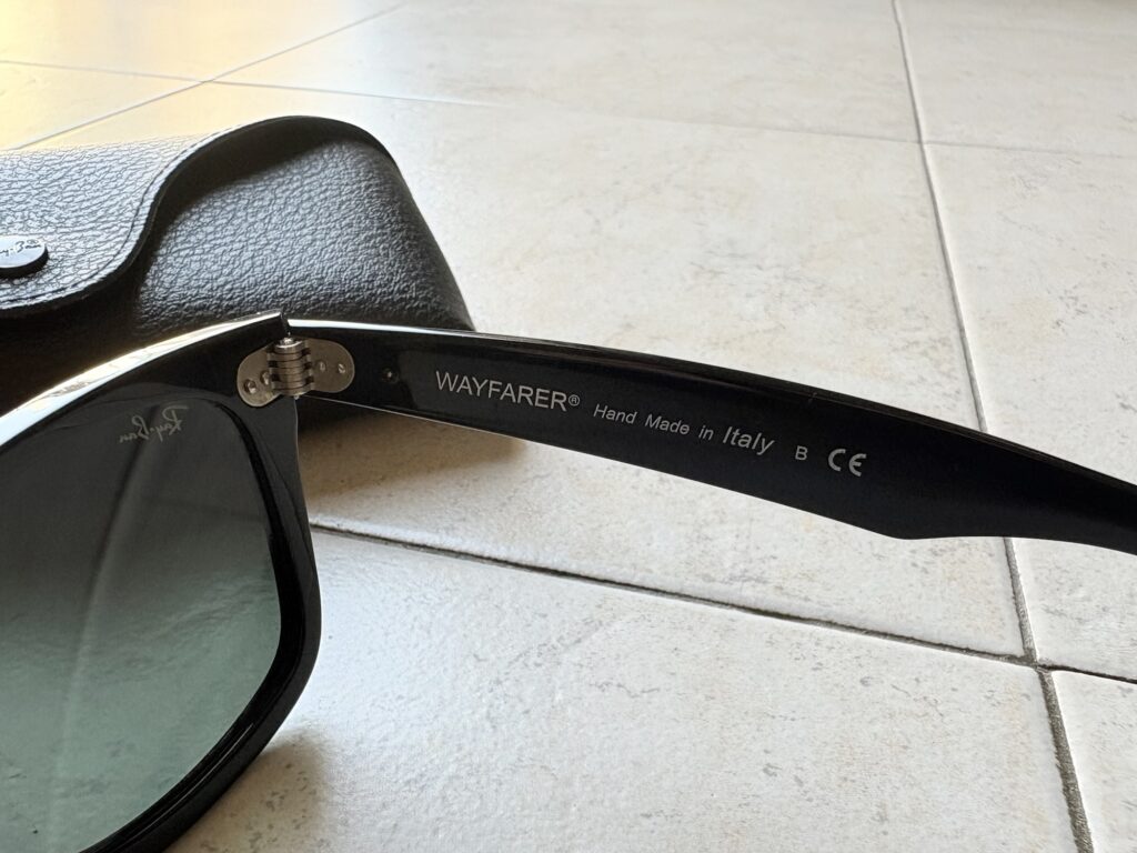 Ray-Ban WAYFARER
セルの様子