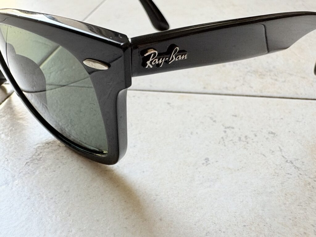Ray-Ban WAYFARER
フレームの外側。