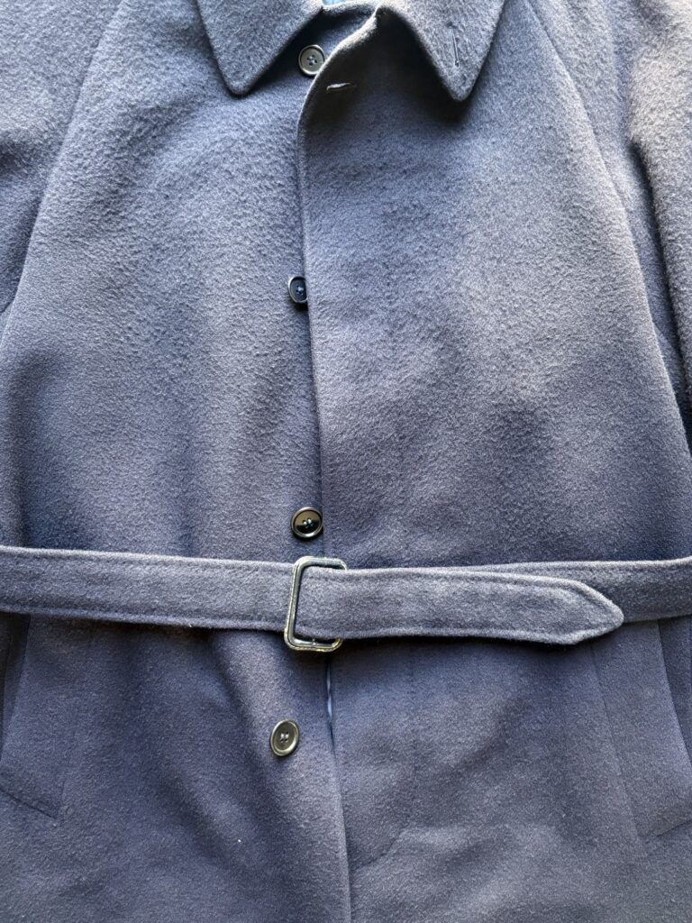 renoma PARISのネイビーのバルカラーコート。
比翼仕立てとなっている。