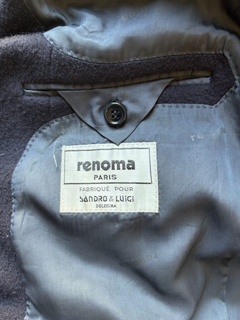 renoma PARISのネイビーのバルカラーコート。
ロゴの様子。