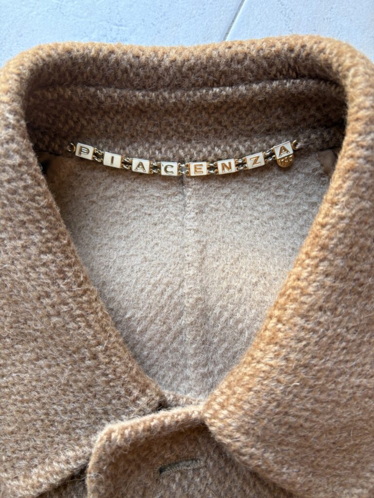 ピアチェンツァのバルカラーコート
アルパカ、キャメル、ウールの混紡生地。
首元の様子。