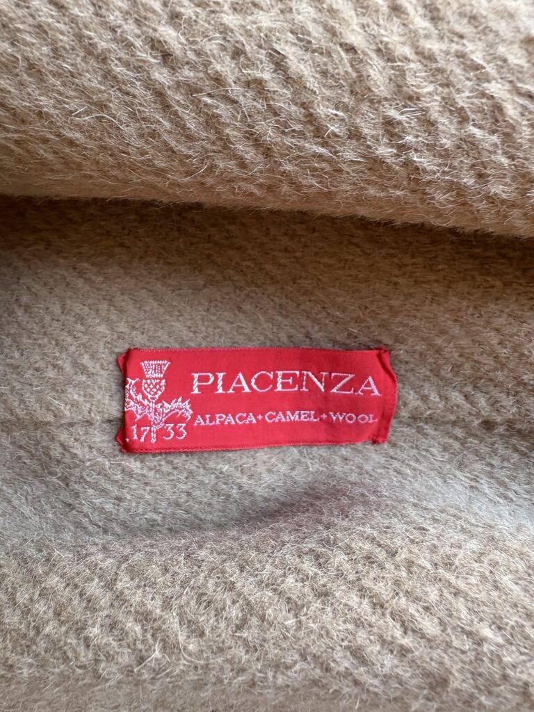 ピアチェンツァのバルカラーコート
アルパカ、キャメル、ウールの混紡生地。
ロゴの様子。