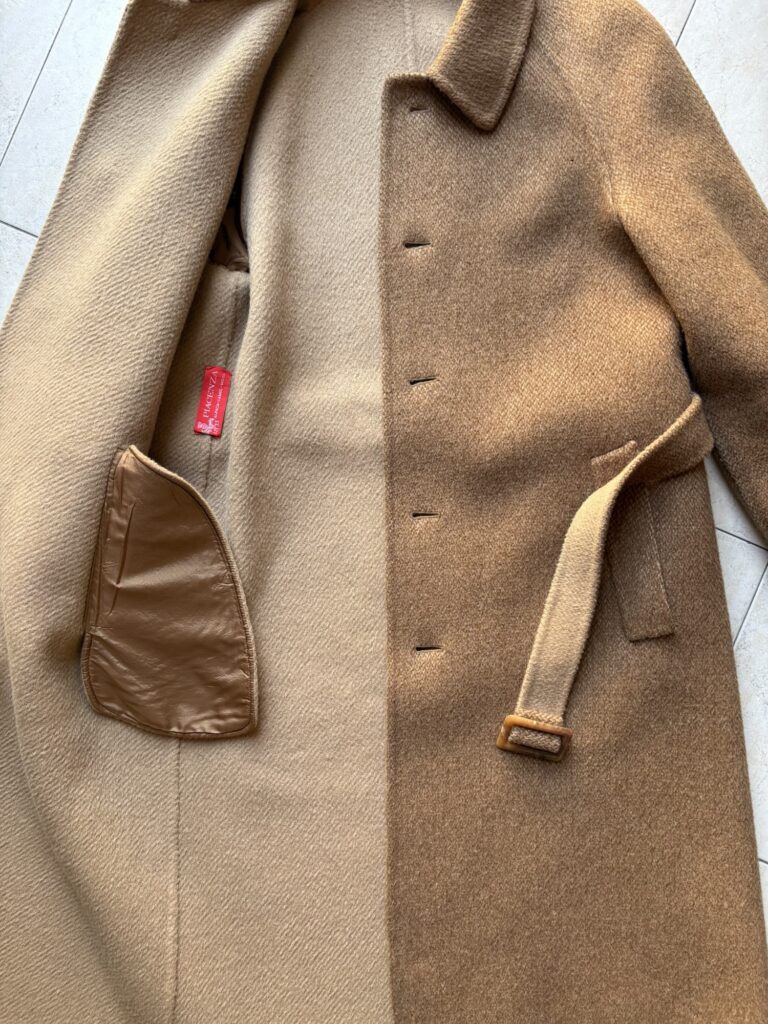 ピアチェンツァのバルカラーコート
アルパカ、キャメル、ウールの混紡生地。
表と裏の様子。
