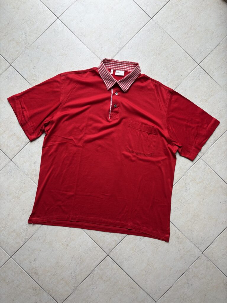 ブリオーニスポーツの半袖シャツ。