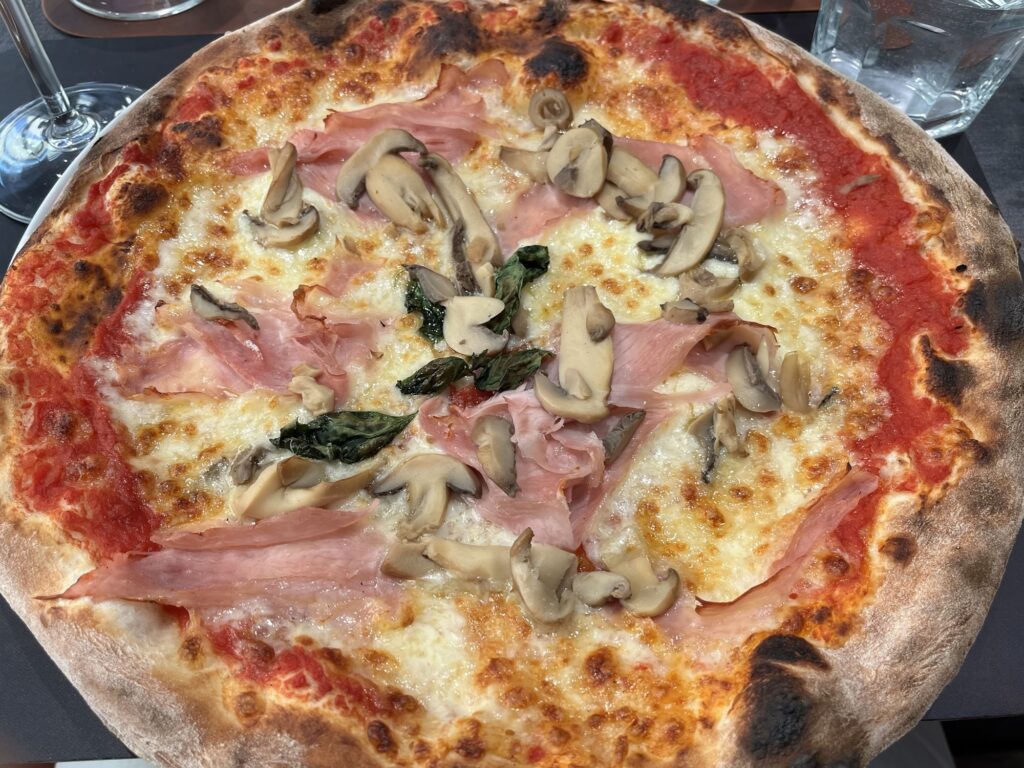 イタリア　ピザ　本場ピッツェリアでの物　生ハムとキノコのピッツァ